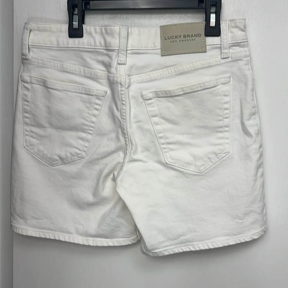 Lucky brand white denim Mid Rise short “Ava” Sz. 6/28, 6”inseam, 9“rise, EUC